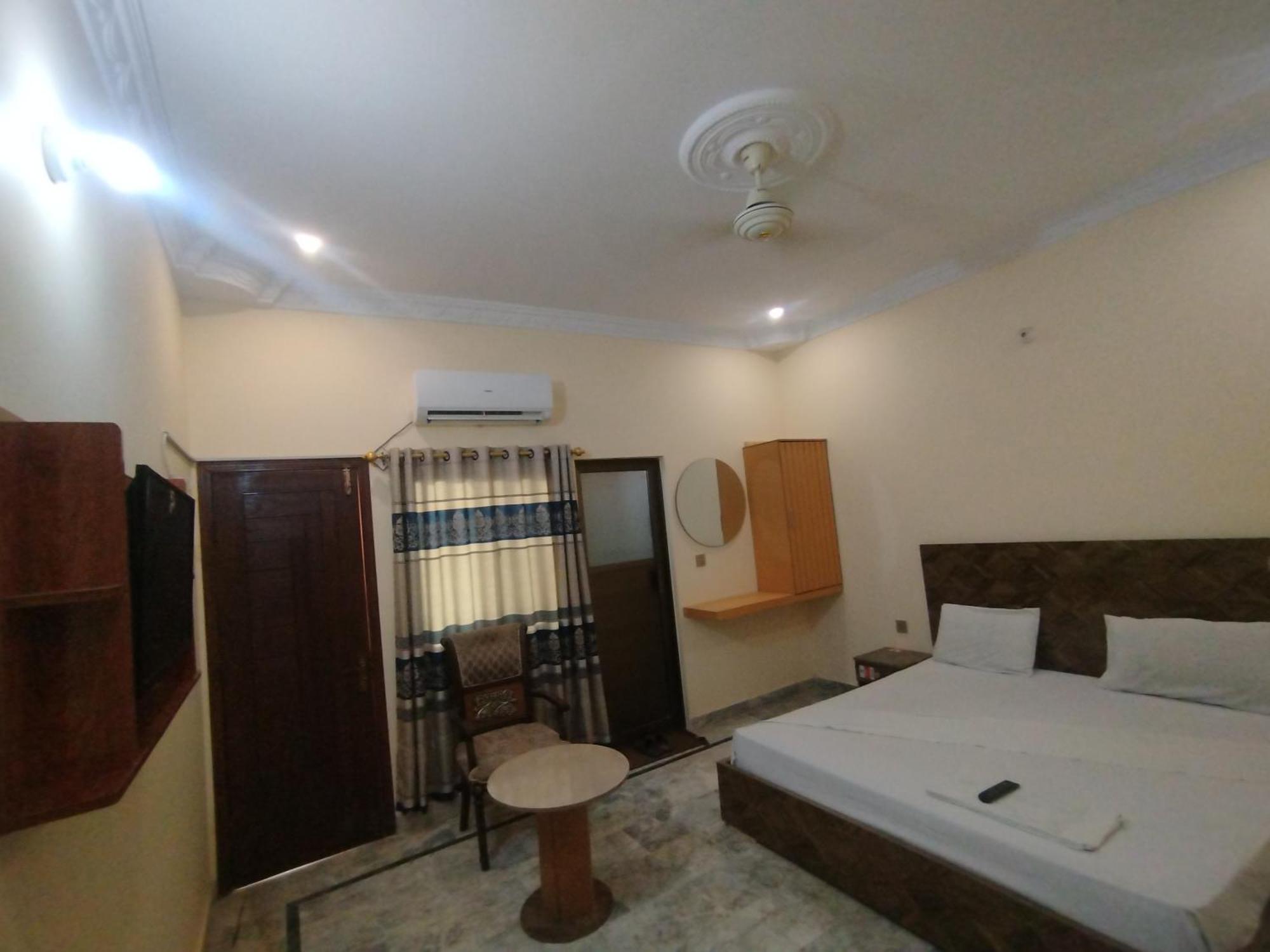 Hotel Crown Plaza, Near Karachi Airport, Darul Sehat Hospital, Dow, Agha Khan And Liaqat Hospital Exterior foto
